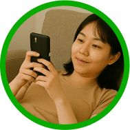 ゴロゴロしながらスマホをいじるネキ